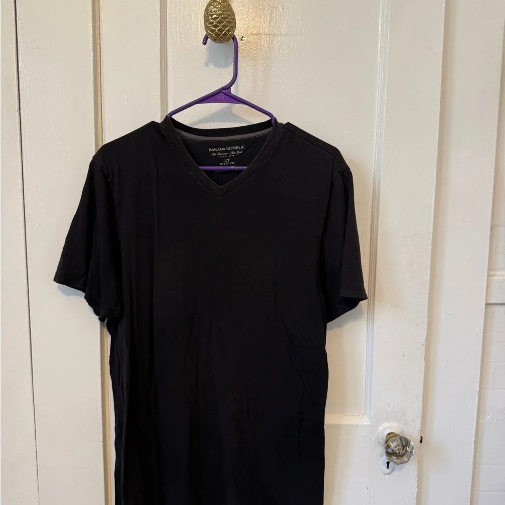 Banana Republic Men’s Black V‑Neck Tee
